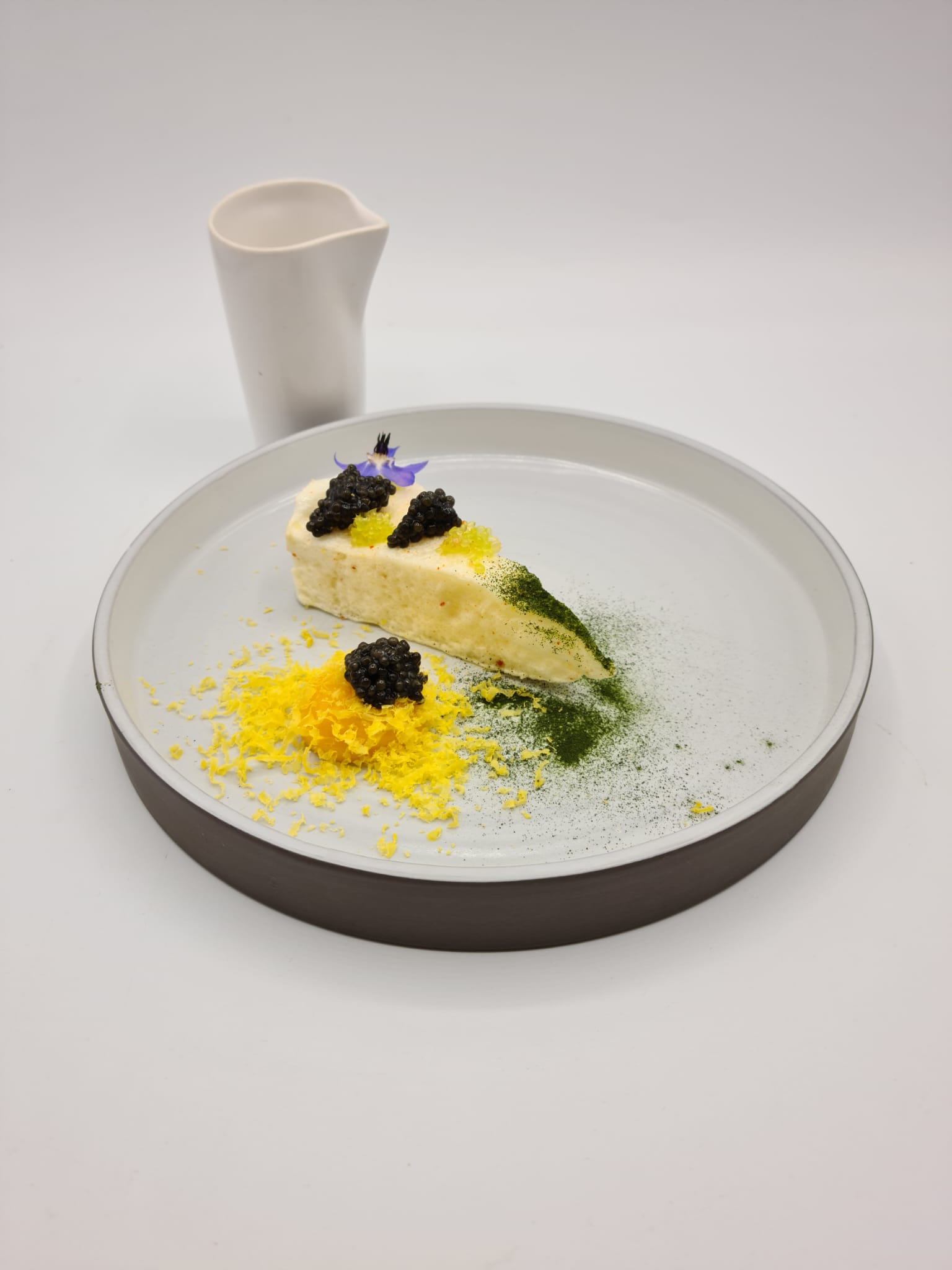 Le caviar « La Perle Noire » comme une île flotante, algue de Nori
